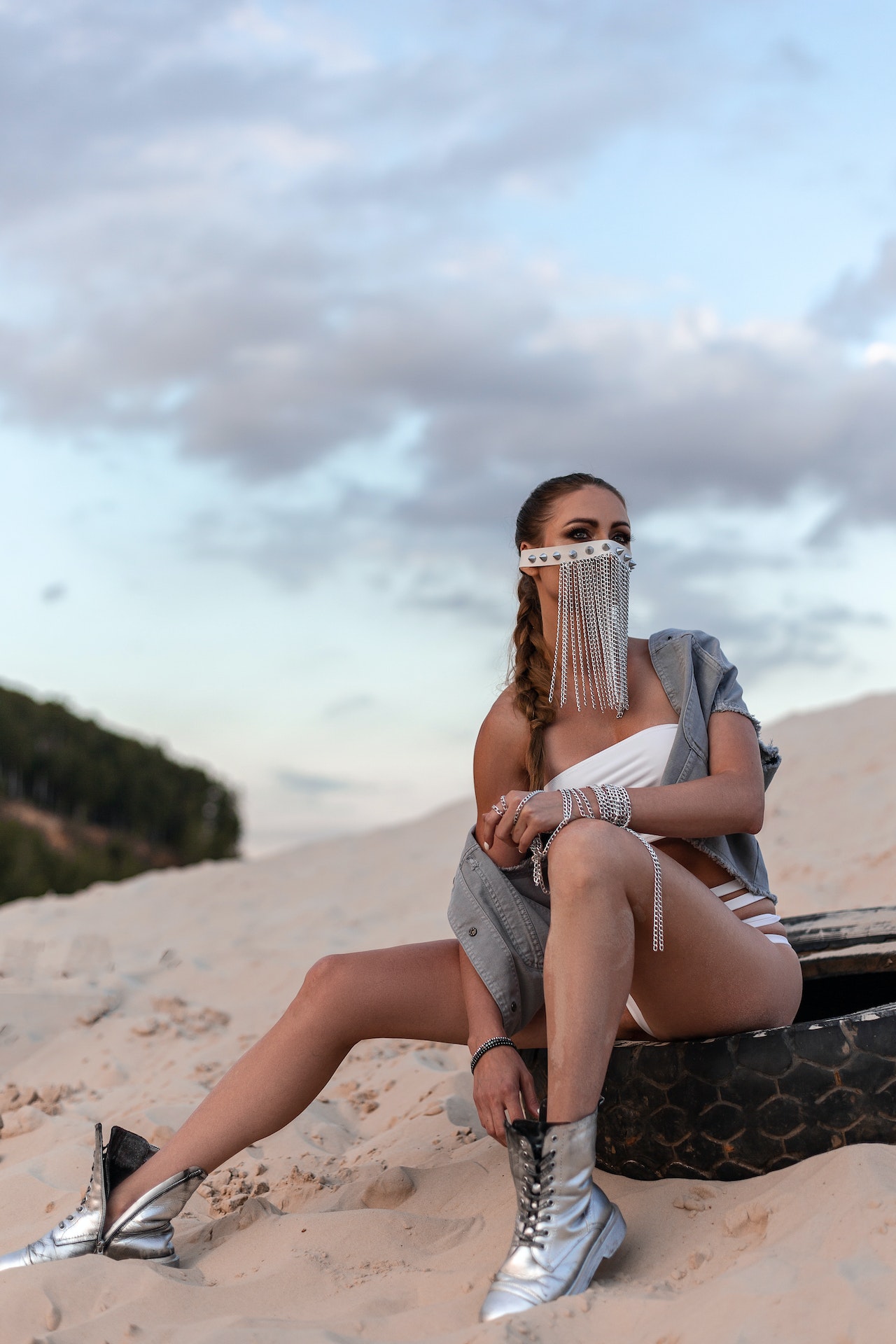 Dziewczyna w srebrnych glanach