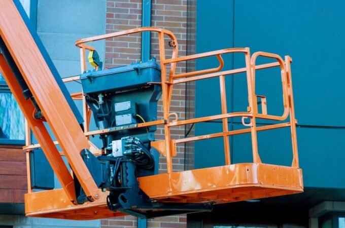 Przy jakich pracach niezbędne są podnośniki koszowe?